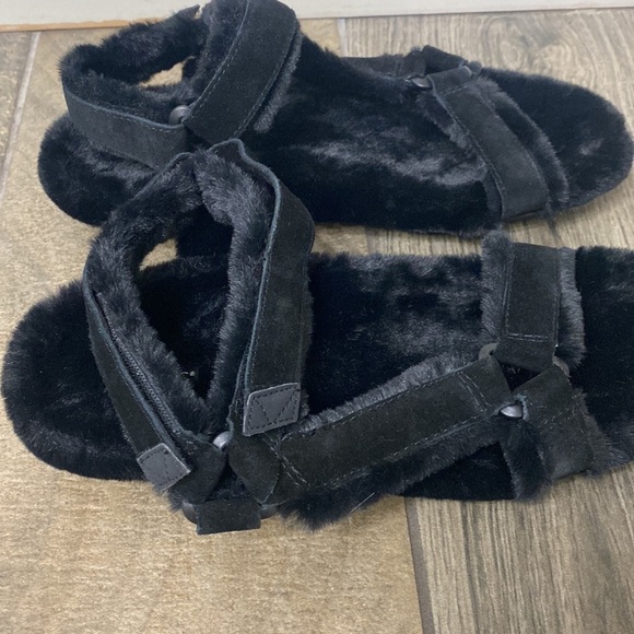 Vionic Viva faux fur sandals size 9. - Picture 6 of 11
